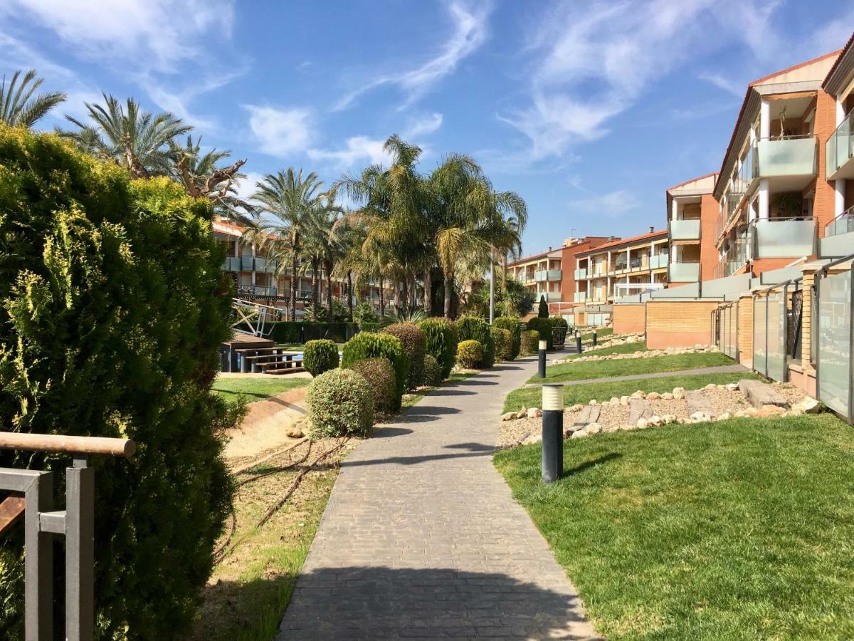 Apartamento Port Marino Кембрилс Екстериор снимка