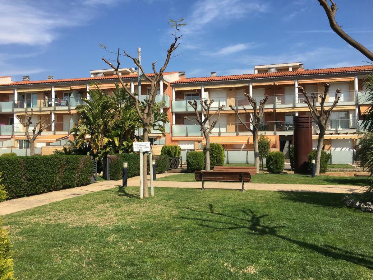 Apartamento Port Marino Кембрилс Екстериор снимка