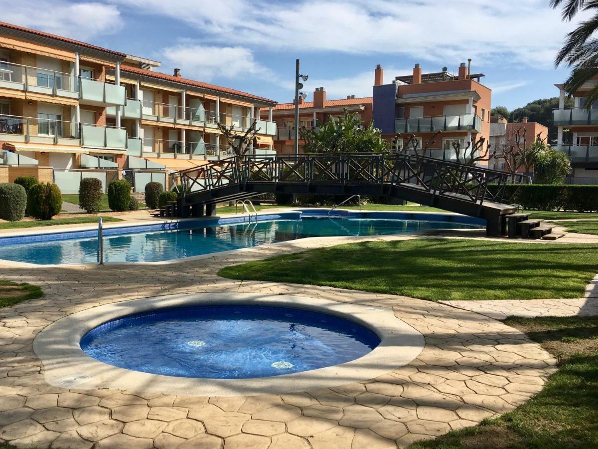 Apartamento Port Marino Кембрилс Екстериор снимка
