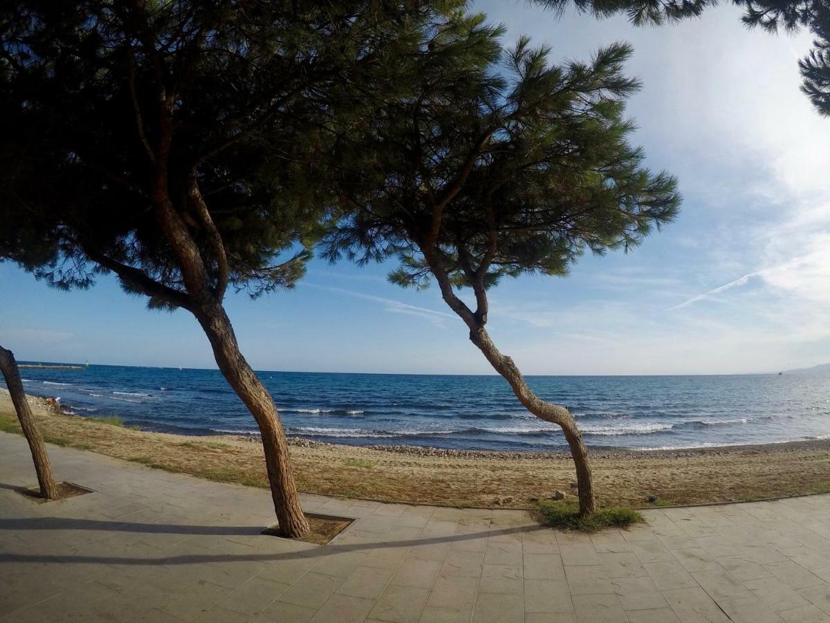 Apartamento Port Marino Кембрилс Екстериор снимка